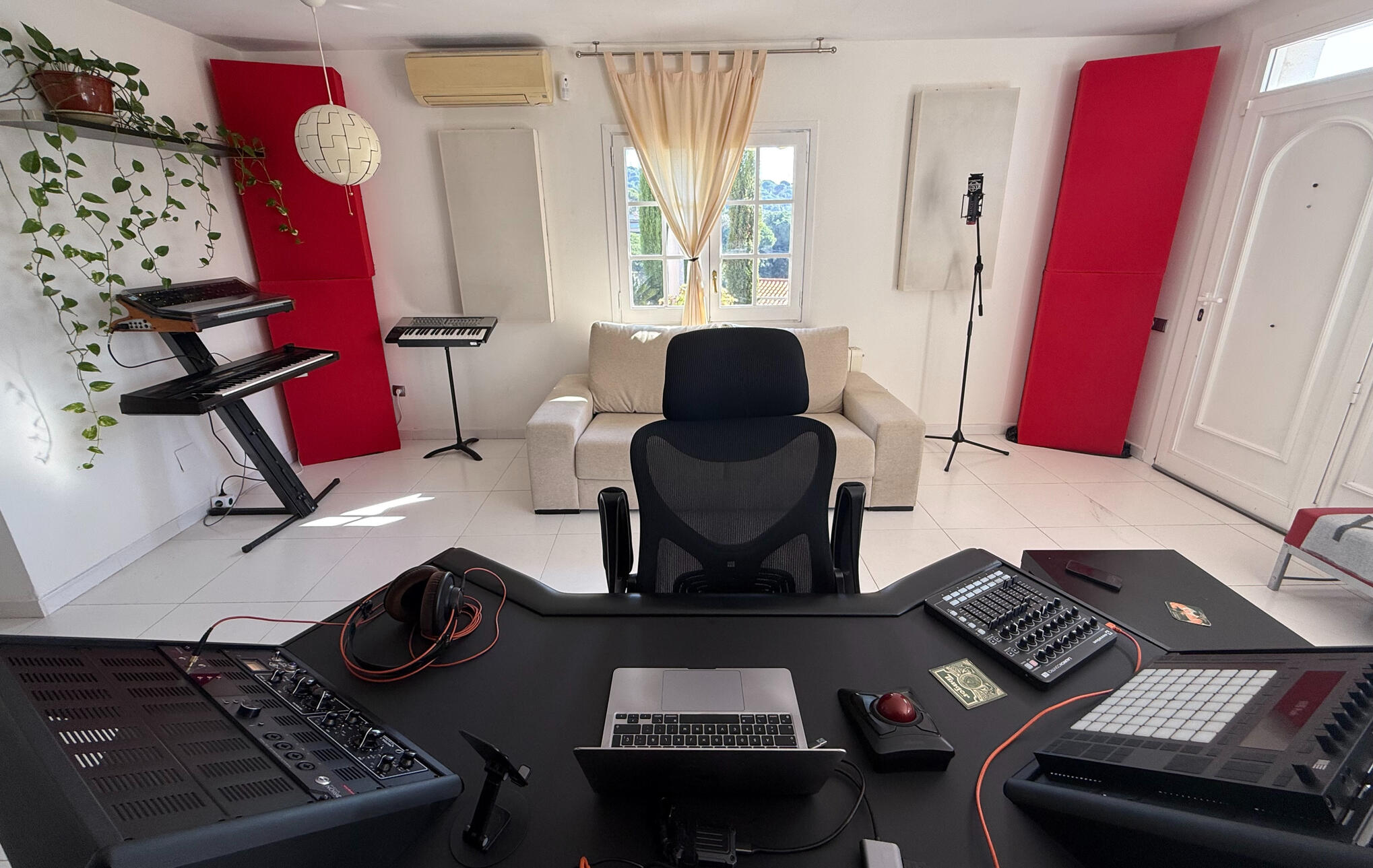 Enter to the Studio